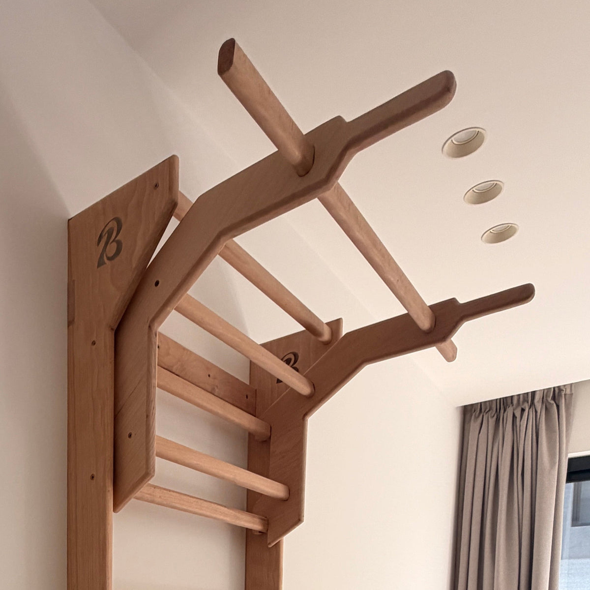 Baréa Pull-Up Bar Extension mounted on a Swedish ladder